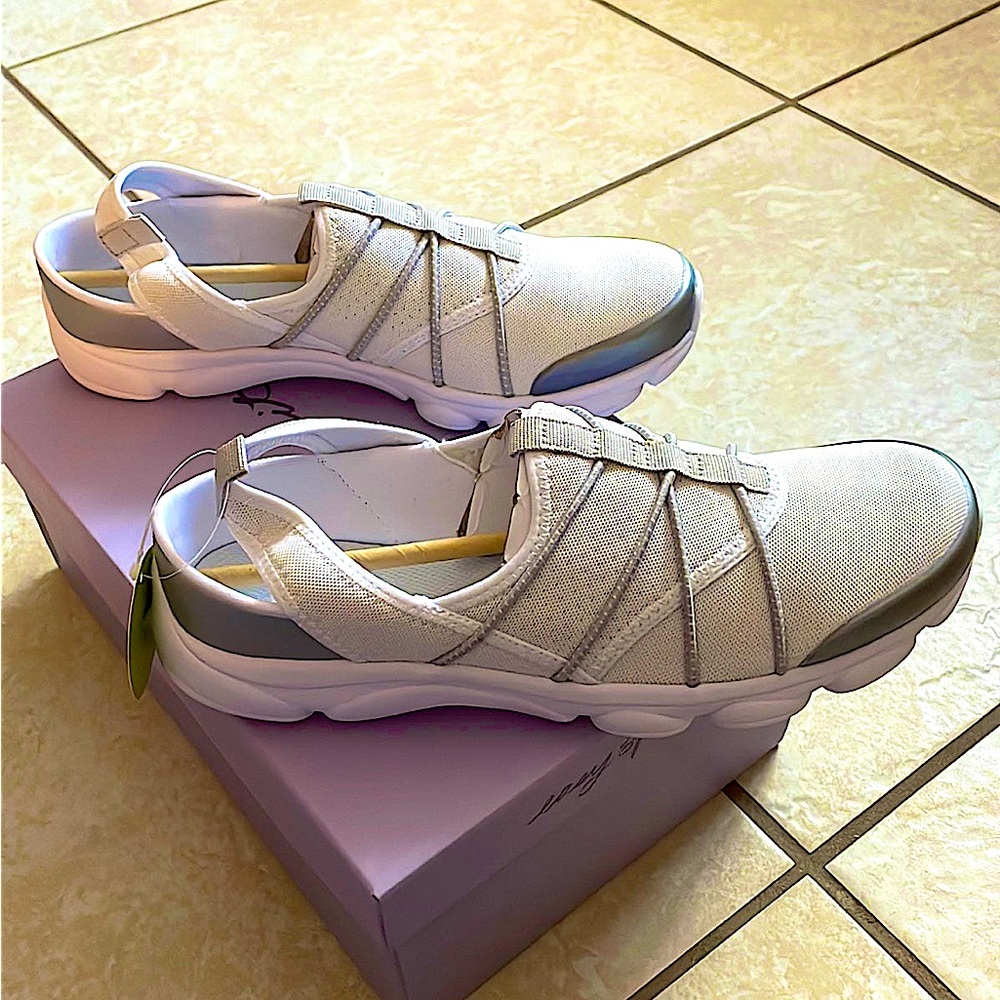 NWT Easy Spirit Slip-On Sneakers Size 9 Womens